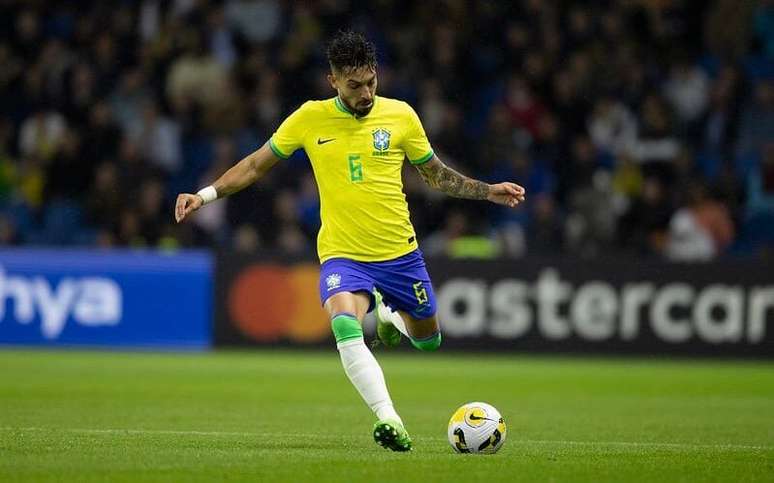 Alex Telles em ação pela Seleção Brasileira