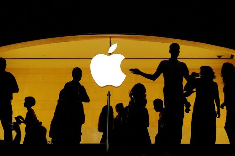 Clientes passam em frente a logotipo da Apple em loja da empresa em Nova York, EUA
01/08/2018
REUTERS/Lucas Jackson