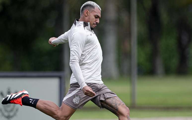 Matheuzinho em treino do Corinthians