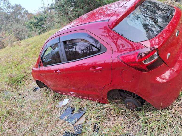 Carro roubado tem peças arrancadas pelo suposto criminoso antes de abandonar o veículo em bairro de Jundiaí.