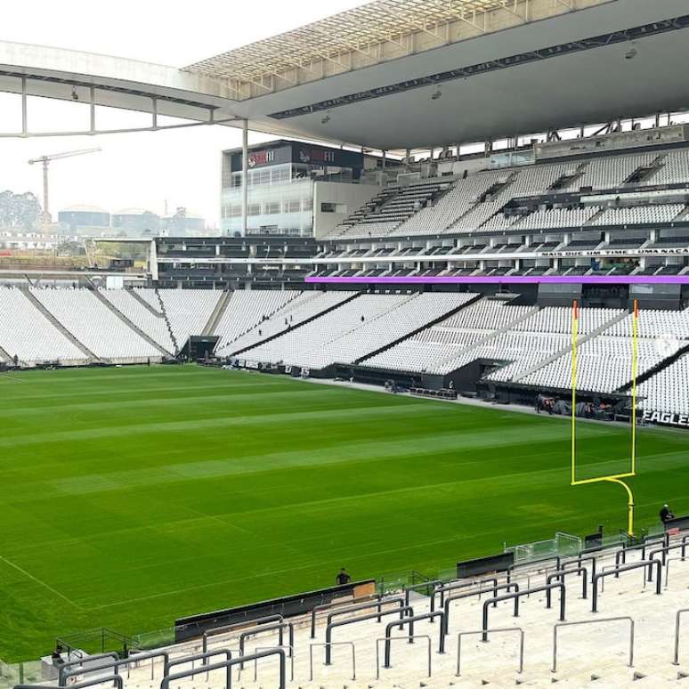 Neo Química Arena recebe últimos preparativos para receber partida da NFL nesta sexta-feira.