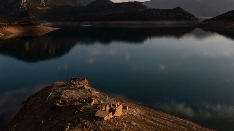 Os níveis de água do reservatório de Mornos caíram consideravelmente nos últimos meses devido às condições de seca na Grécia