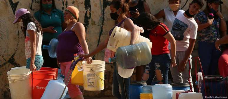 Fila de espera por água na Venezuela. Cada vez mais pessoas são afetadas pela crise hídrica