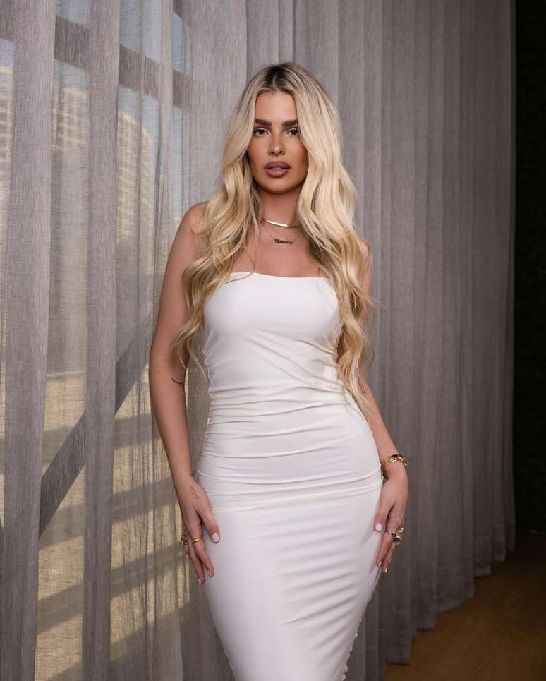 Yasmin Brunet posa de vestido branco