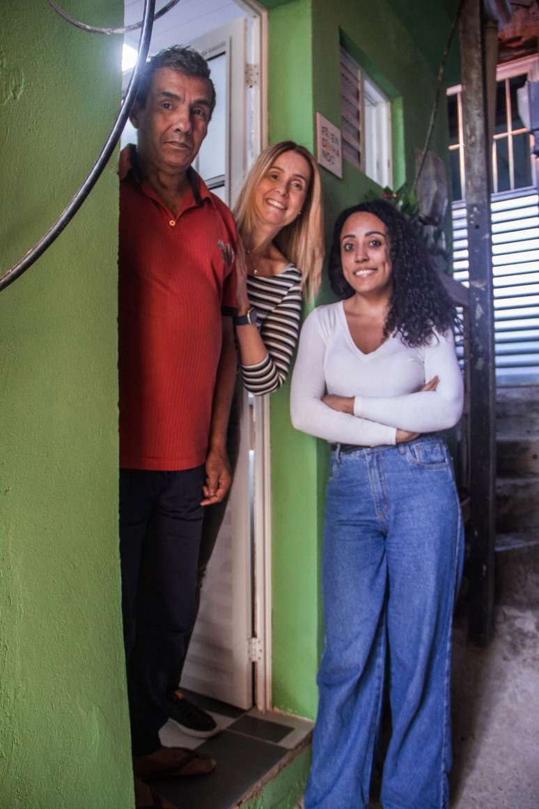 O proprietário Fausto Pereira e as arquitetas que tocaram o projeto de reforma no Jardim Colombo, zona oeste de São Paulo.