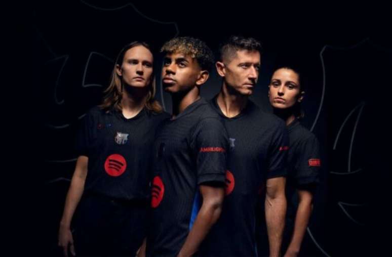 Atletas do elenco masculino e feminino do Barcelona no lançamento do novo segundo uniforme do clube –