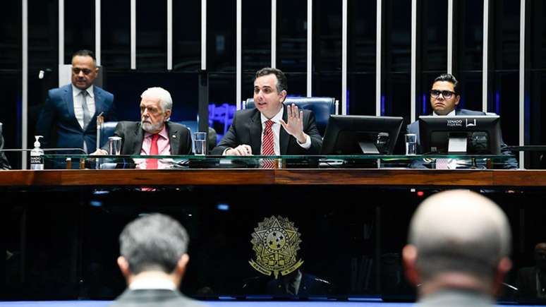 Presidente Rodrigo Pacheco presidiu a sessão desta quarta, na mesa o líder Jaques Wagner ( à esq.) Marcos Oliveira/Agência Senado