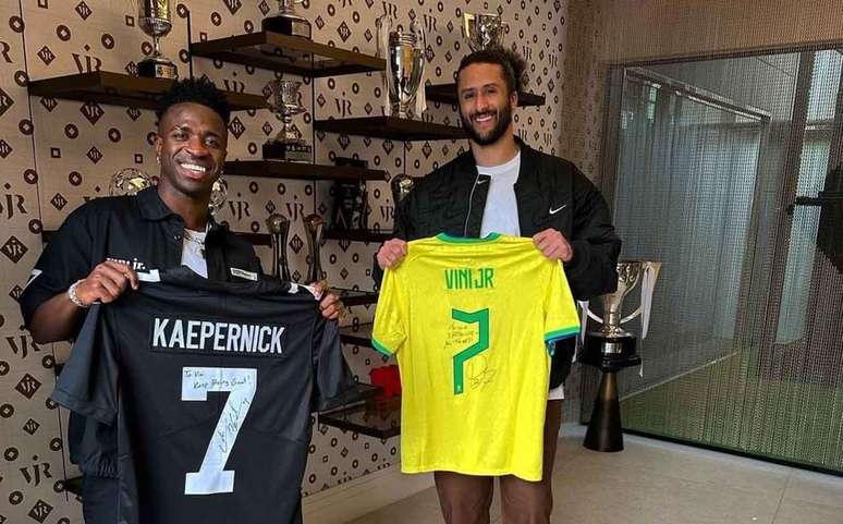 Vini Jr e Kaepernick: atleta é jogador de futebol americano –