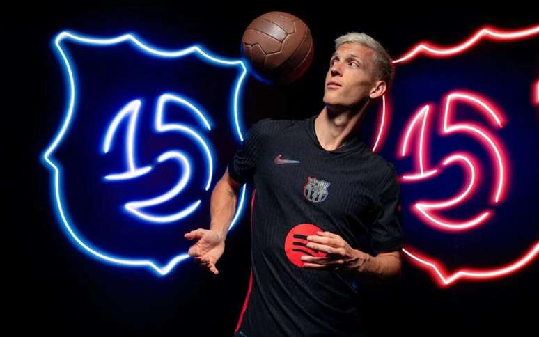 Aquisição recente do clube, Dani Olmo foi uma das estrelas no lançamento do novo uniforme do Barcelona –