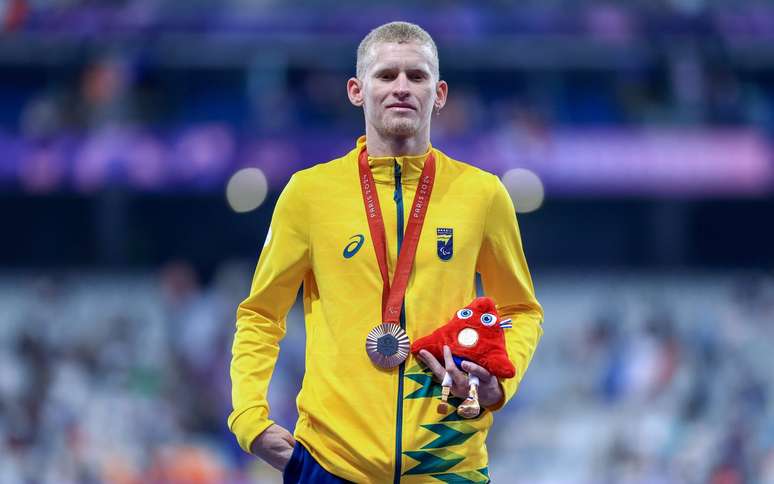 Joeferson com a medalha de bronze conquistada