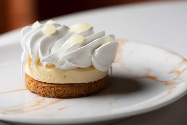 Torta de limão: na versão de Coupeaux, tem massa sablée breton, recheio de creme e geleia de limão, merengue e gel de limão