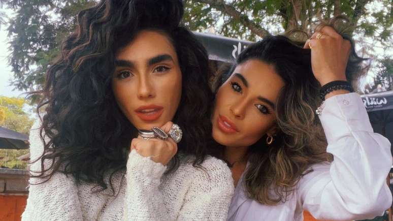 Stephanie Paula e Alline Calandrini compartilharam uma foto no Instagram contando a novidade