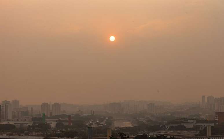 Devido à poluição, está sendo possível enxergar o reflexo de uma frequência que não é tão aparente em condições normais, segundo a explicação de meteorologista.