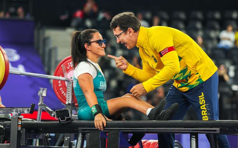 Técnico de Lara vibra após ela atingir a marca dos 109kg