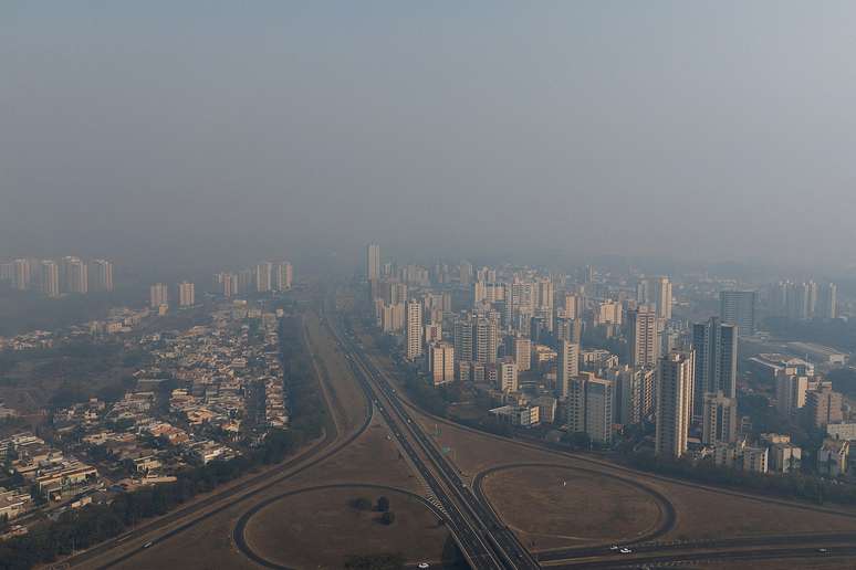 Imagem de drone mostra fumaça de incêndios na vegetação de Ribeirão Preto, interior de São Paulo