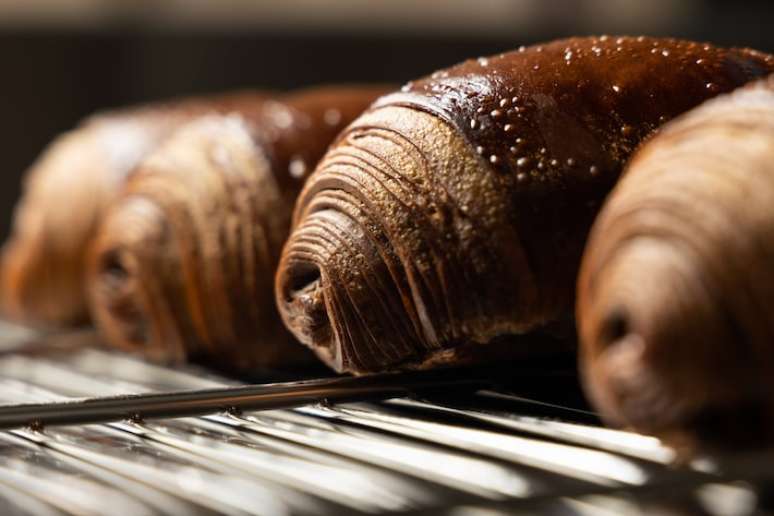 Pain au chocolat, feito de massa folhada de cacau e recheio de chocolate equatoriano 65%