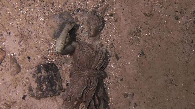 Uma das descobertas mais emocionantes feitas pelos pesquisadores foi a icônica estátua de bronze da deusa da caça, Diana