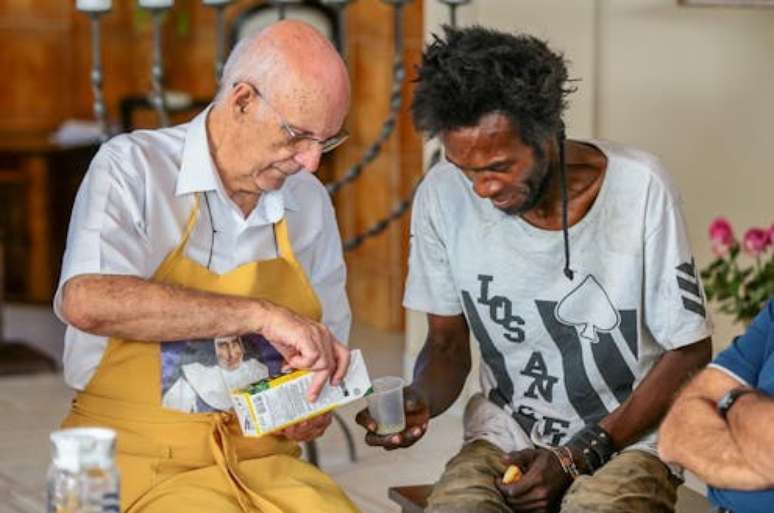 Padre Julio Lancellotti, numa ação de doação de alimentos para moradores de rua: Projeto de Lei que visava proibir essa prática - que é garantida pela Constituição - chegou a tramitar na Câmara Municipal de São Paulo. Roberta Aline / Ministério do Desenvolvimento Social, CC BY