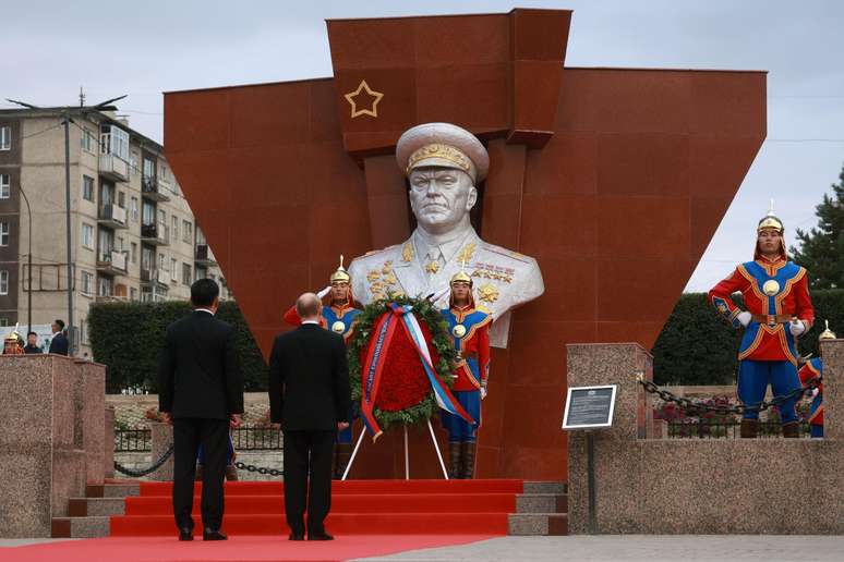 Os dois líderes participaram de uma cerimônia diante da estátua de Georgy Zhukov, herói da União Soviética