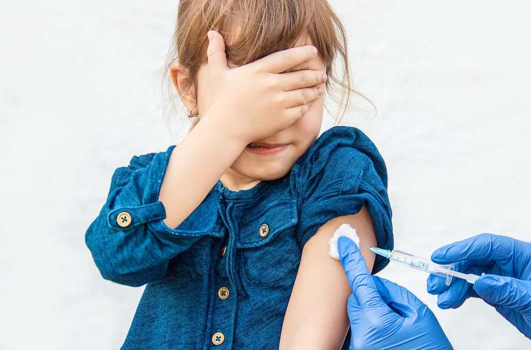 Manter a vacinação infantil atualizada, seguindo as recomendações médicas, é necessário para que o bebê cresça saudável!