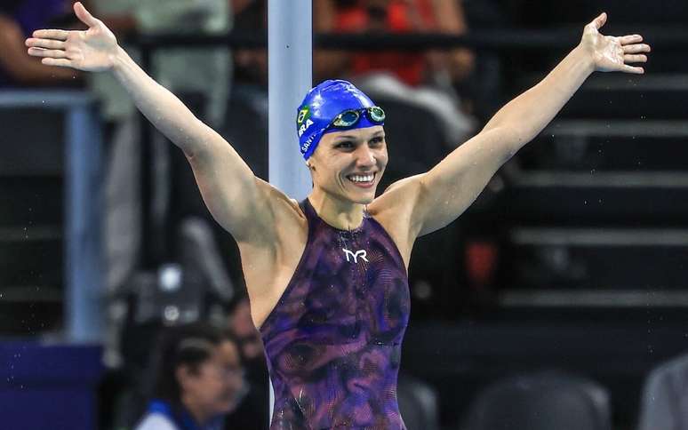 Carol Santiago celebra sua terceira medalha de ouro em Paris