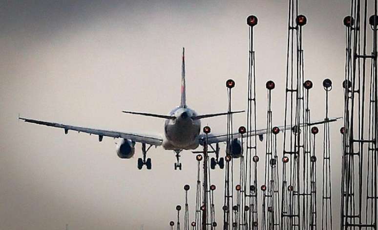 Torre de celular era fonte de sinal interferente que afetou operações no aeroporto de Guarulhos nesta terça-feira.