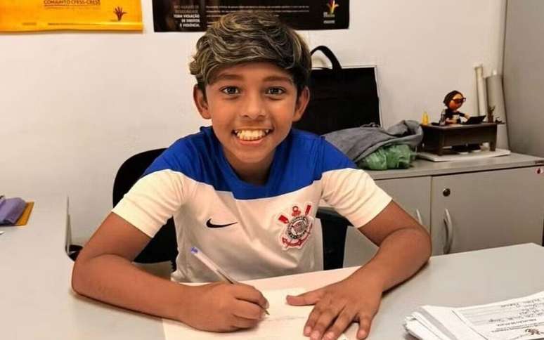 Arthur Leal assinou contrato de formação com o Corinthians