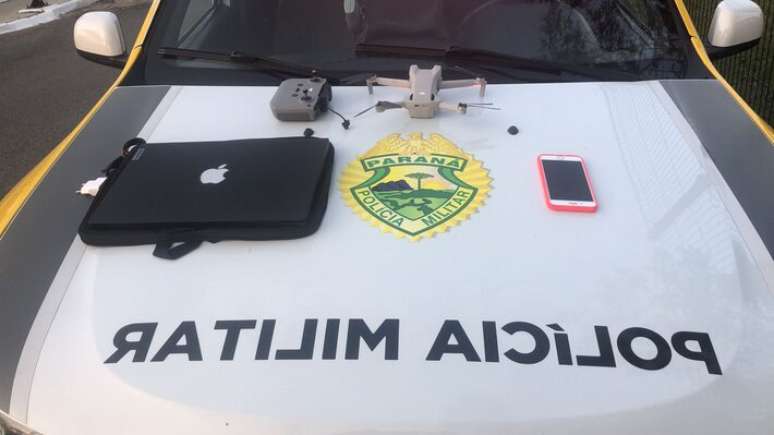 Drone, celular e computador foram apreendidos pela Polícia Militar.