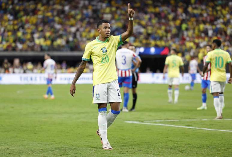 Savinho em ação contra o Paraguai, na Copa América –