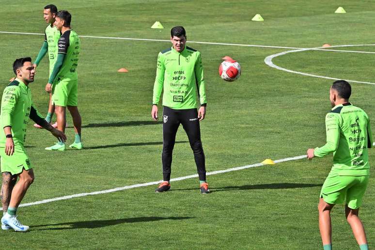 Jogadores bolivianos treinam para o duelo desta quinta-feira conta a Venezuela –