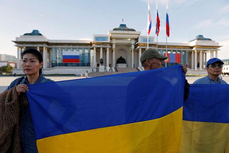 Antes da chegada de Putin, manifestantes se reuniram em frente ao palácio do governo