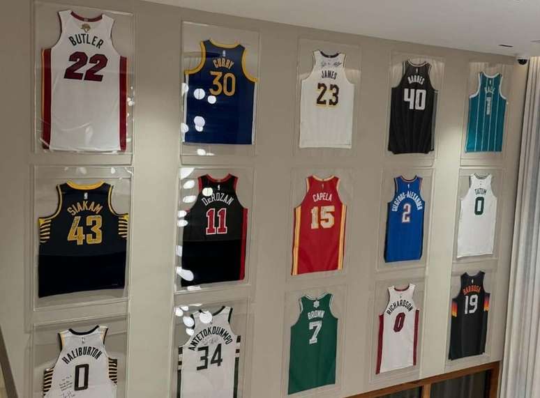 Casa de Vini conta atualmente com camisas de vários astros da NBA –