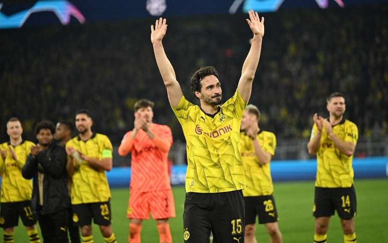 Mats Hummels cumprimenta torcida do Borussia Dortmund