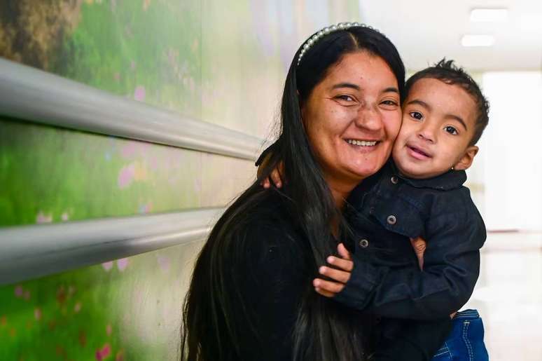 David Novaes e sua mãe, Tatiana, 10 meses após o transplante de medula óssea para tratar doença falciforme