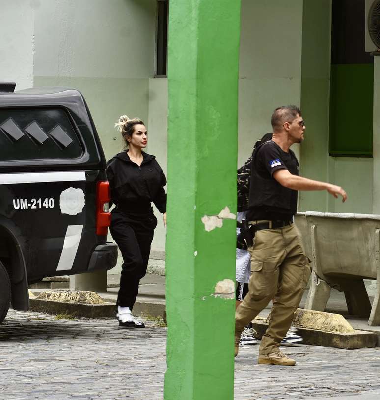 Deolane Bezerra chegando no IML de Recife