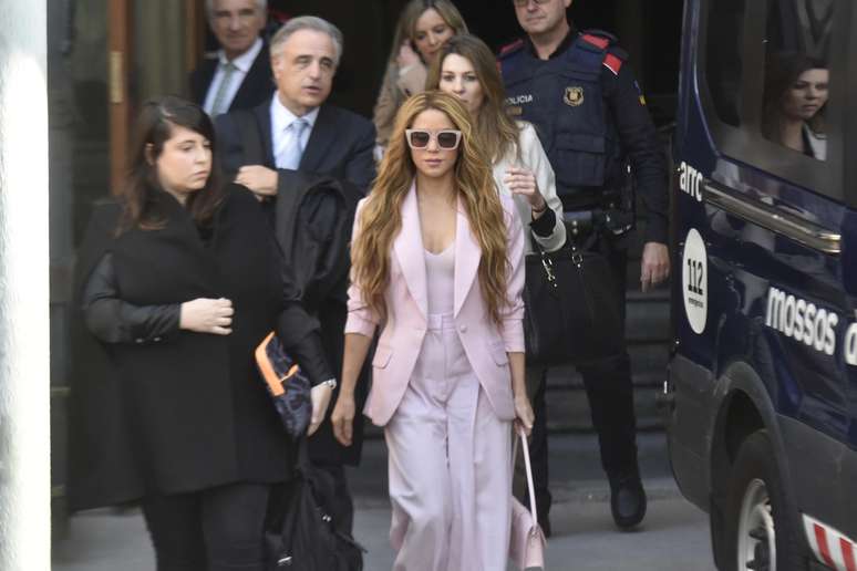 Shakira saindo de audiência em novembro de 2023, em Barcelona, por acusação de fraude fiscal