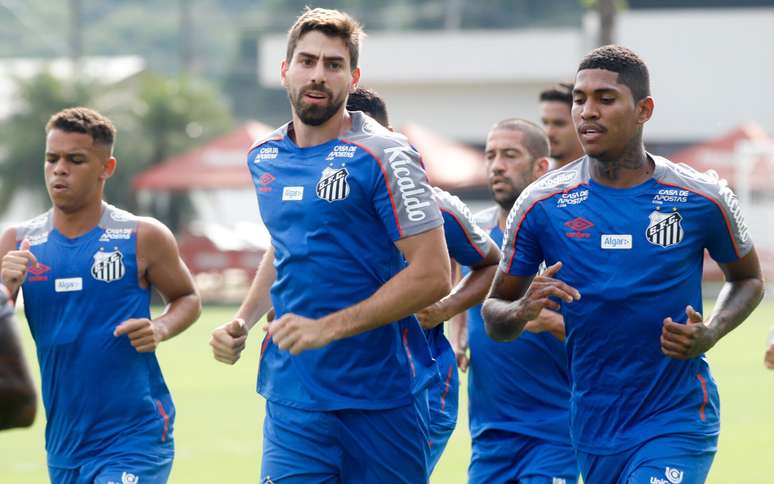 Luan Peres é anunciado pelo Santos