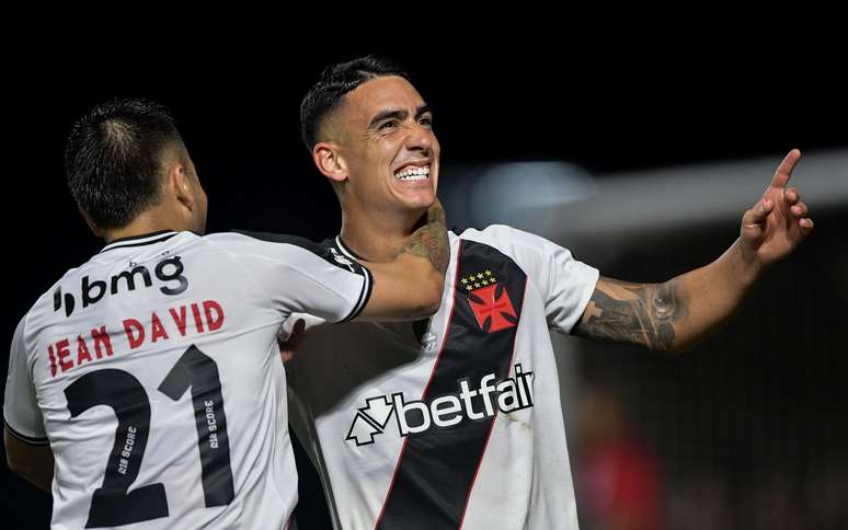 Puma Rodríguez, jogador do Vasco, comemora seu gol durante partida contra o Athletico-PR, em São Januário, pelo Campeonato Brasileiro A 2024.