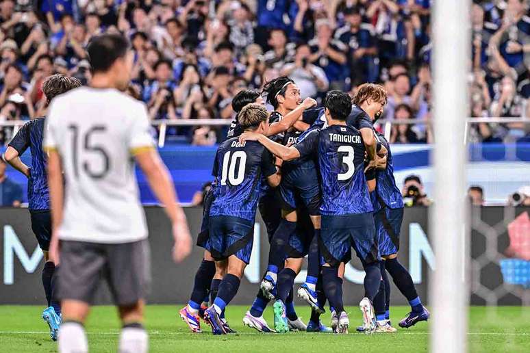 Jogadores do Japão celebram um dos gols sobre a China –