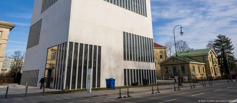 No cubo, uma exposição guia os visitantes pela história da Munique nazista – de cima para baixo.