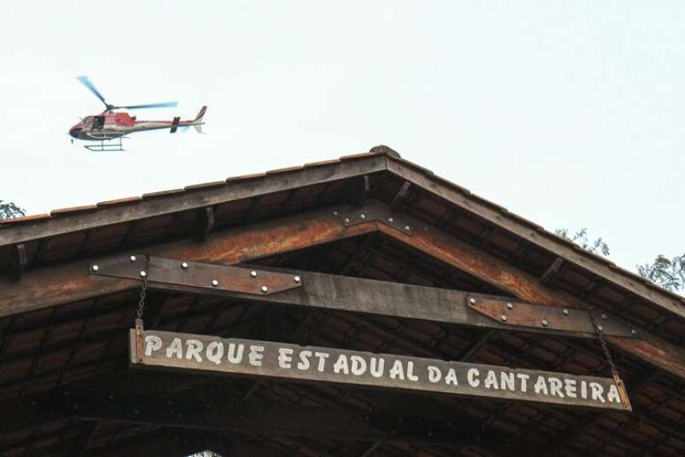 Helicóptero Águia, que ajuda no monitoramento e localização de focos de incêndio, decola para ajudar no combate aos incêndios no Parque Estadual da Cantareira, que está com o Núcleo Cabuçu fechado por conta das chamas.