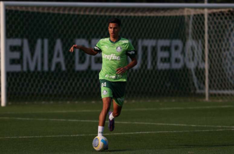 Vitor Reis durante treino da última quarta-feira (04),  na Academia de Futebol –