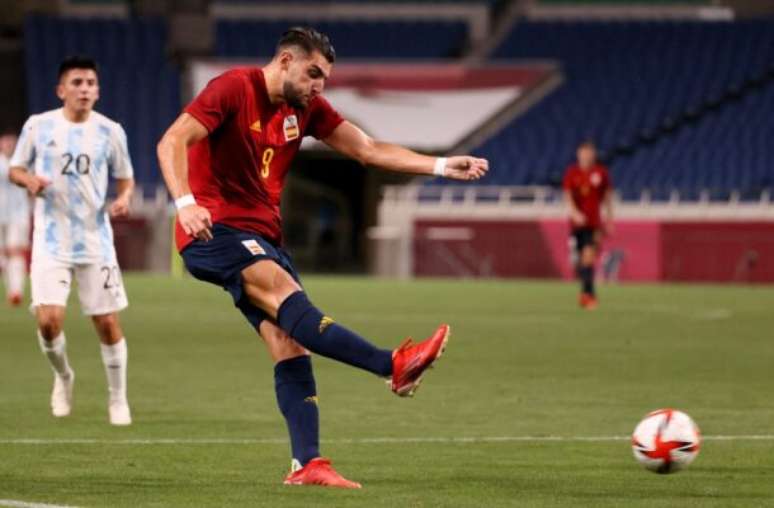 Atualmente, o atacante espanhol defende o Valencia; situação ocorreu após um jogo da equipe, segundo às vítimas –