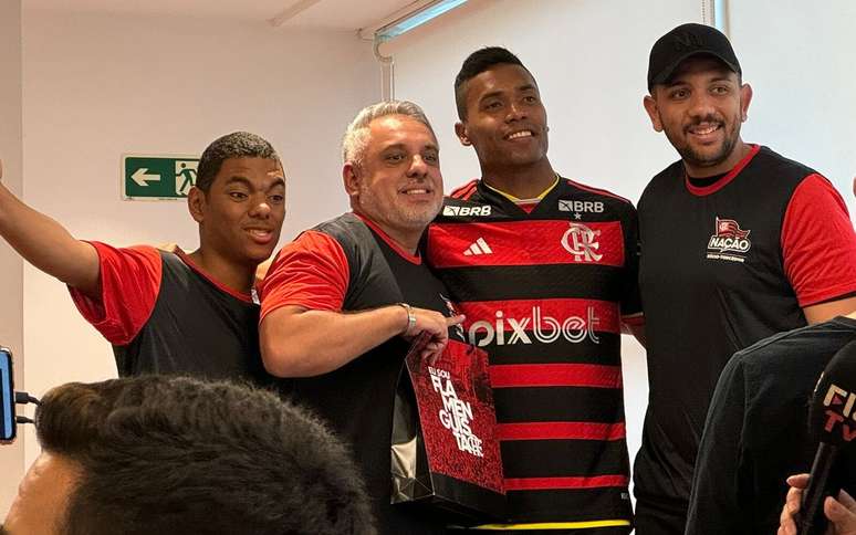 Alex Sandro foi apresentado pelo Flamengo