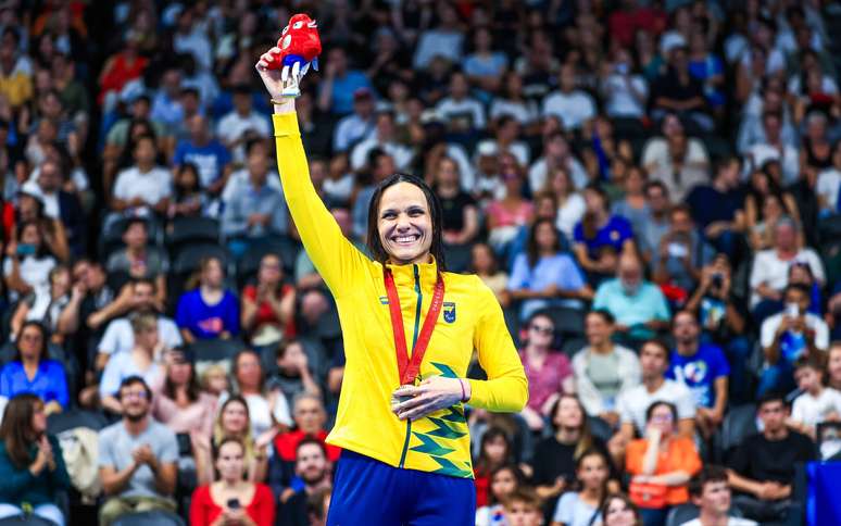 Carol Santiago após vencer os 100m livres e conquistar seu terceiro ouro em Paris