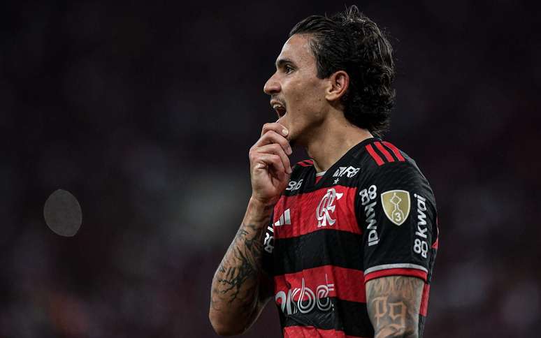 Pedro em campo pelo Flamengo, no Maracanã, contra o Millonarios, pela Libertadores.