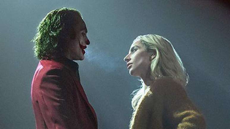 No filme, há vários números musicais protagonizados pelos personagens interpretados por Joaquin Phoenix e Lady Gaga