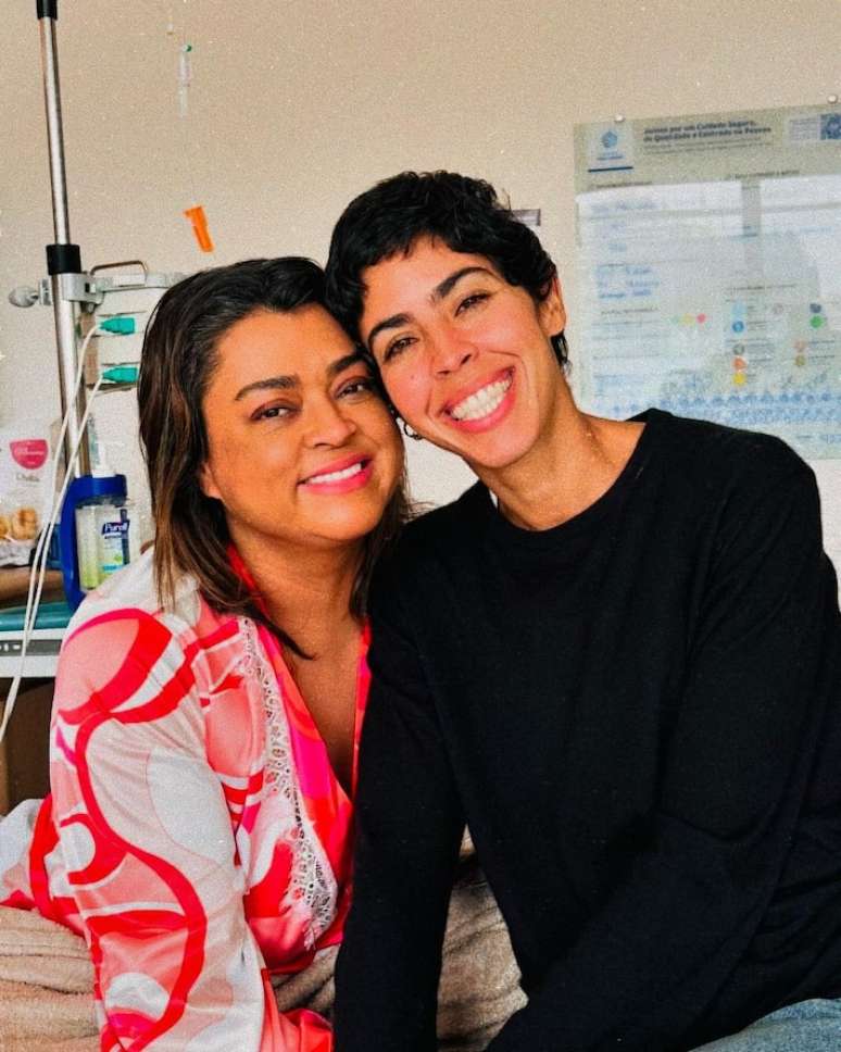 Preta Gil e Bela Gil no hospital. Cantora retomou o tratamento contra o câncer.