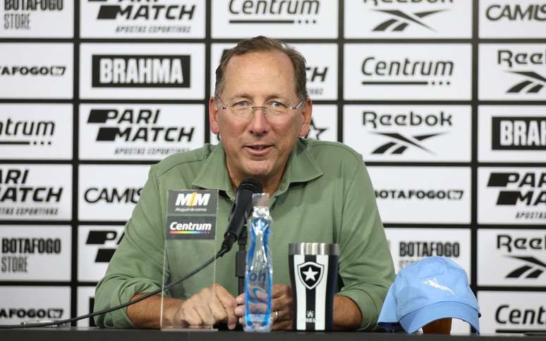 John Textor, em coletiva de apresentação de Adryelson e Vitinho, no Nilton Santos.