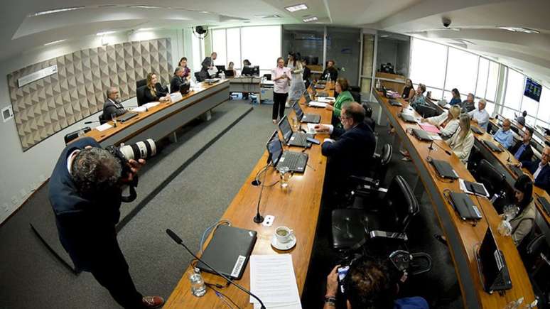 Senadores da CDH realizam reunião